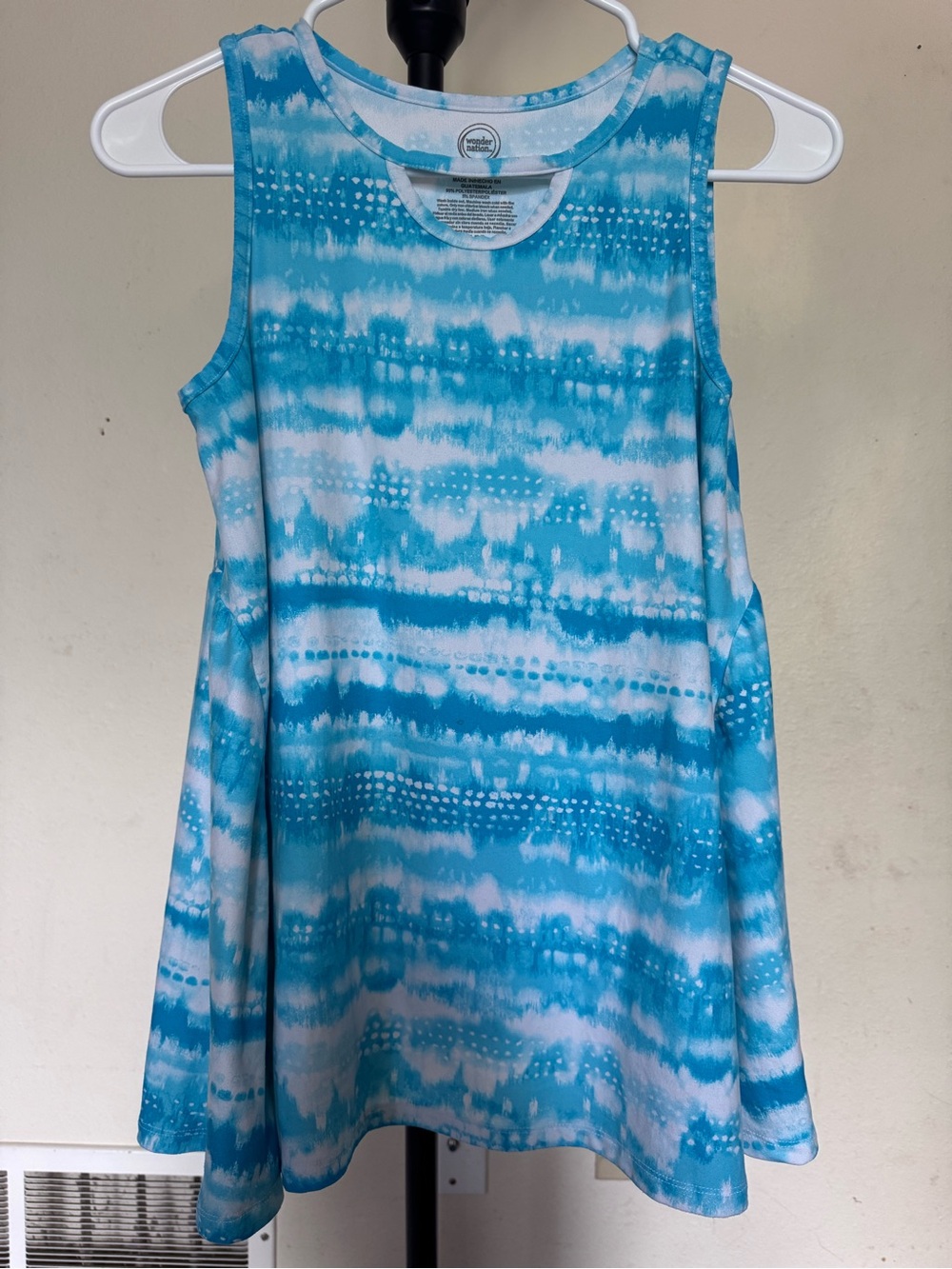Kids top neckline with label